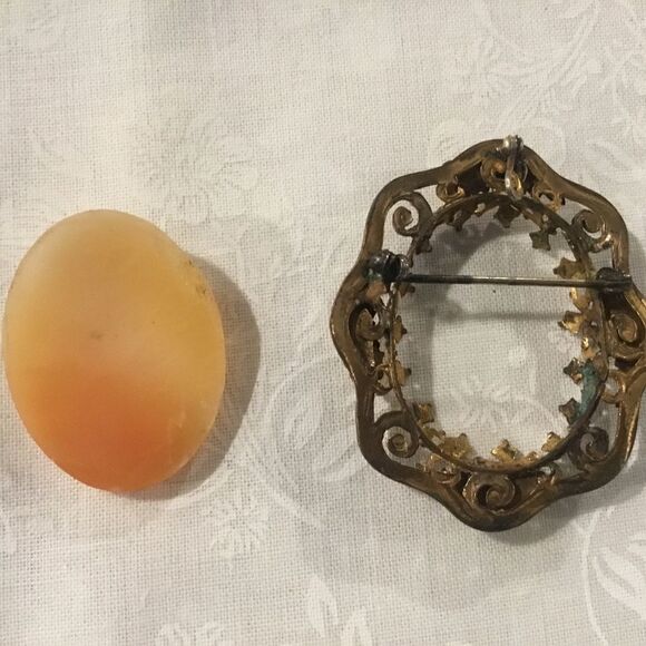 Vintage Cameo Locket/Pin n Goldtone - Picture 4 of 5